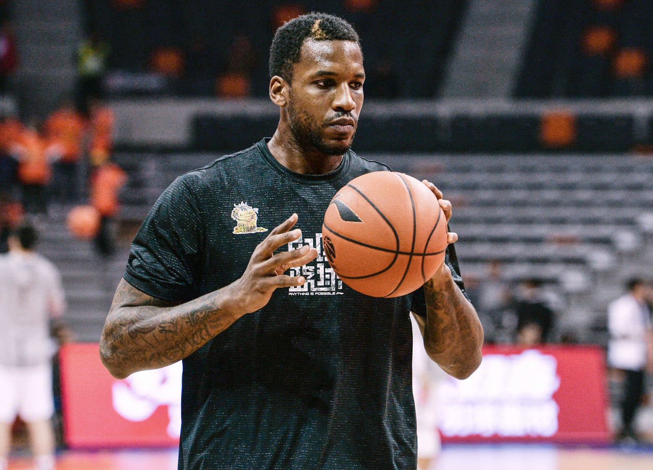 背景下显得 背景下显得